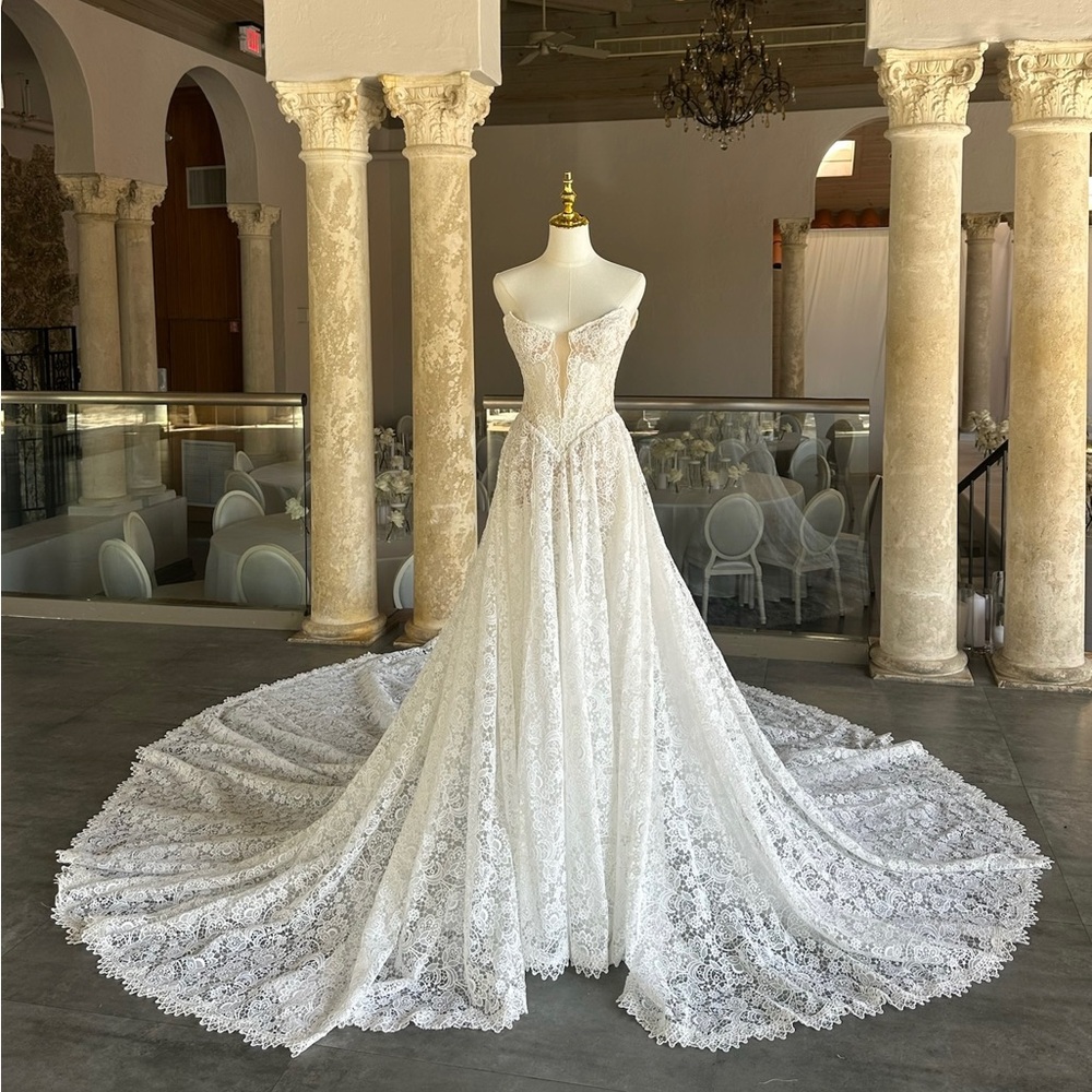 Elegant White Lace Wedding Gown